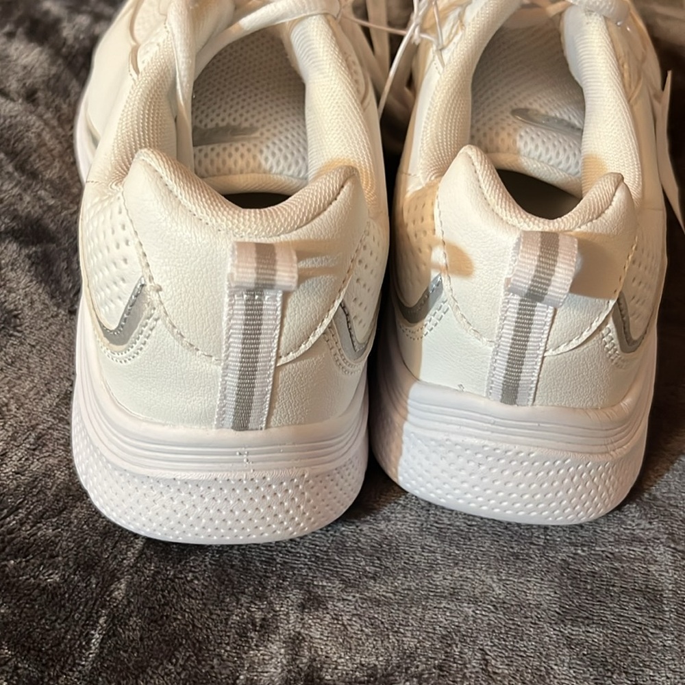 MTD Women's White Athletic Shoes 9.5W. NWT - Picture 5 of 8